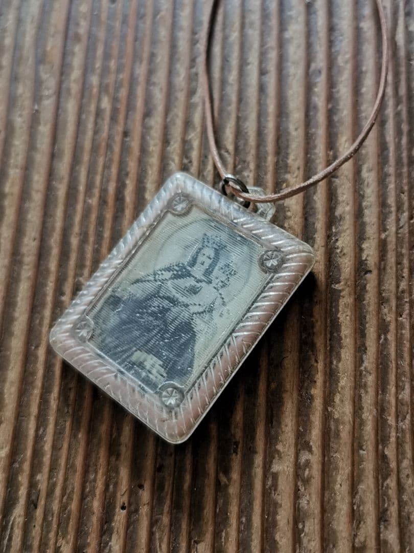 アンティーク 聖母子像と聖人 レンチキュラー桜色チャーム レザー紐付きネックレス