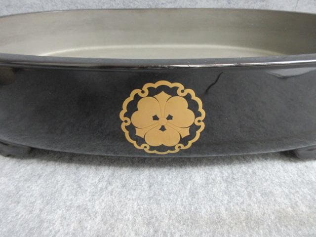 黒塗蒔絵雪輪に剣片喰紋入り花唐草模様水盤 [B27829]