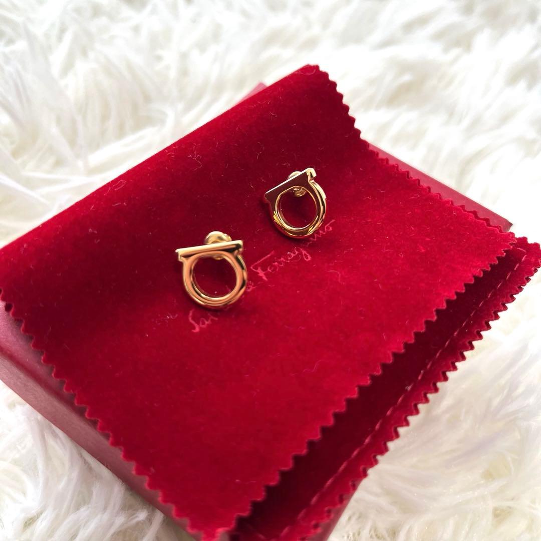 サルヴァトーレ フェラガモ　ガンチーニ ピアス　ゴールド