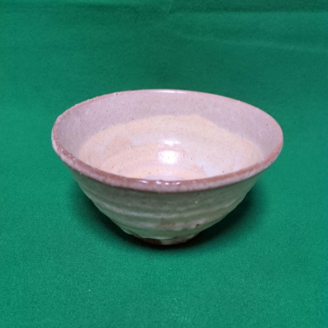 淡いピンクの陶器製茶碗