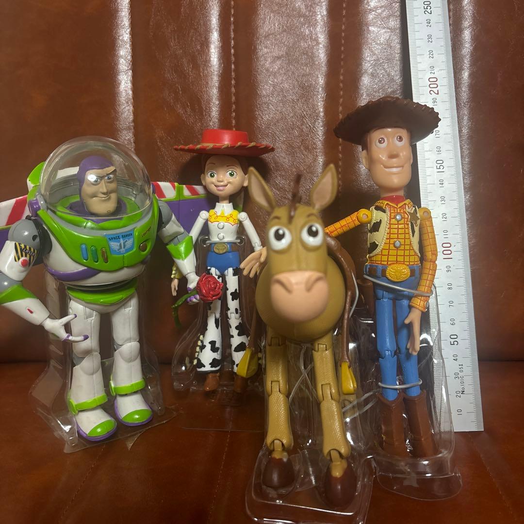 ディズニー　トイストーリー　ウッディ ジェシー　バズ　ブルズアイ フィギュア