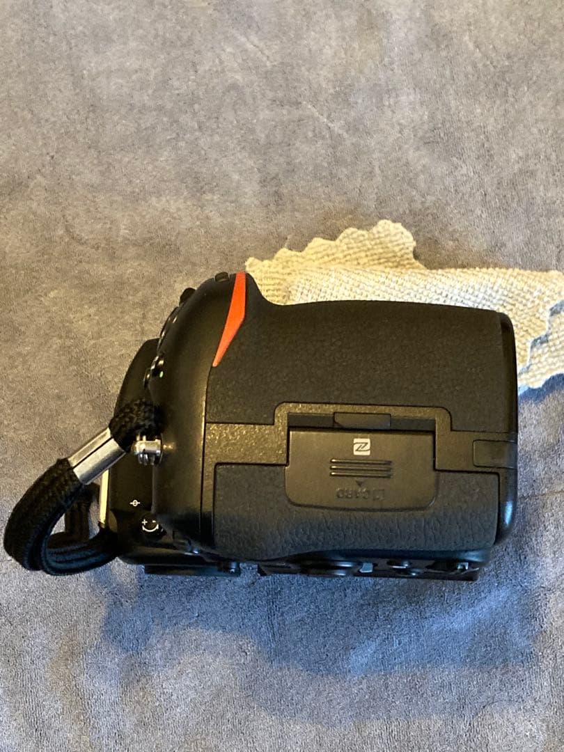 の*り様 名機Nikon D500 持ち手ラバー部艶引け有り 年始特価！