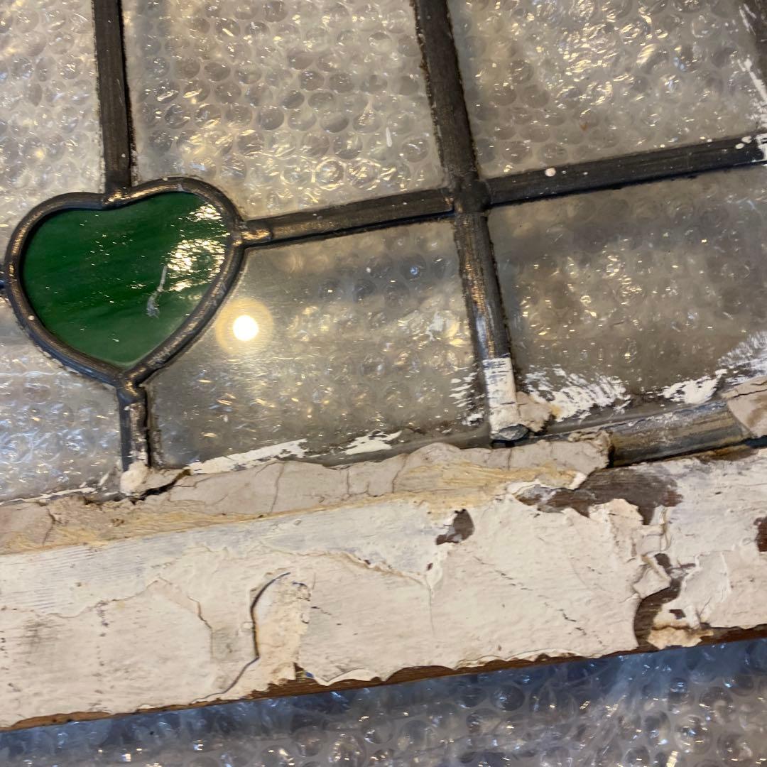 古いステンドグラス ハート型アクセント