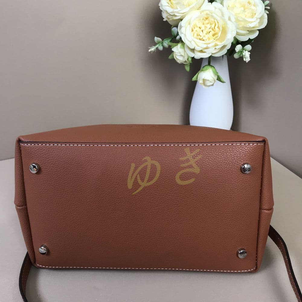 Tタイムレス ショルダーバッグ キャラメル色