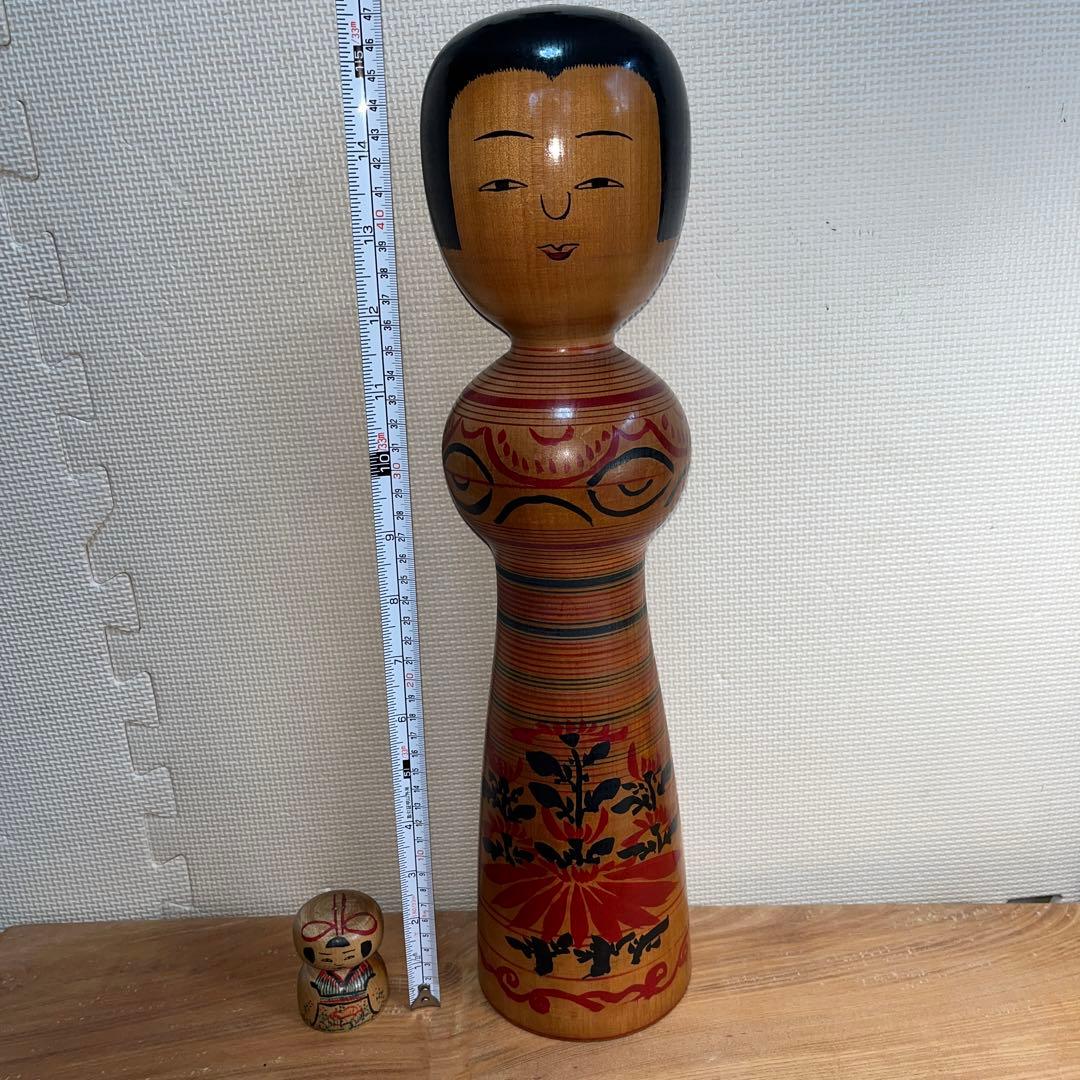 ⭕️現代の名工　小椋久太郎　超レア　朱桂材　赤色菊模様　大型　伝統こけし