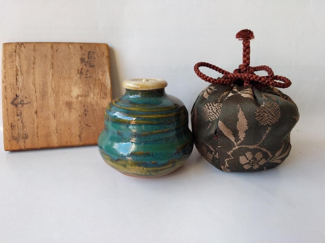 古瀬戸 緑釉 茶入 加藤作助 作 仕覆 笹蔓緞子 共箱 茶入 茶道具 美品 です
