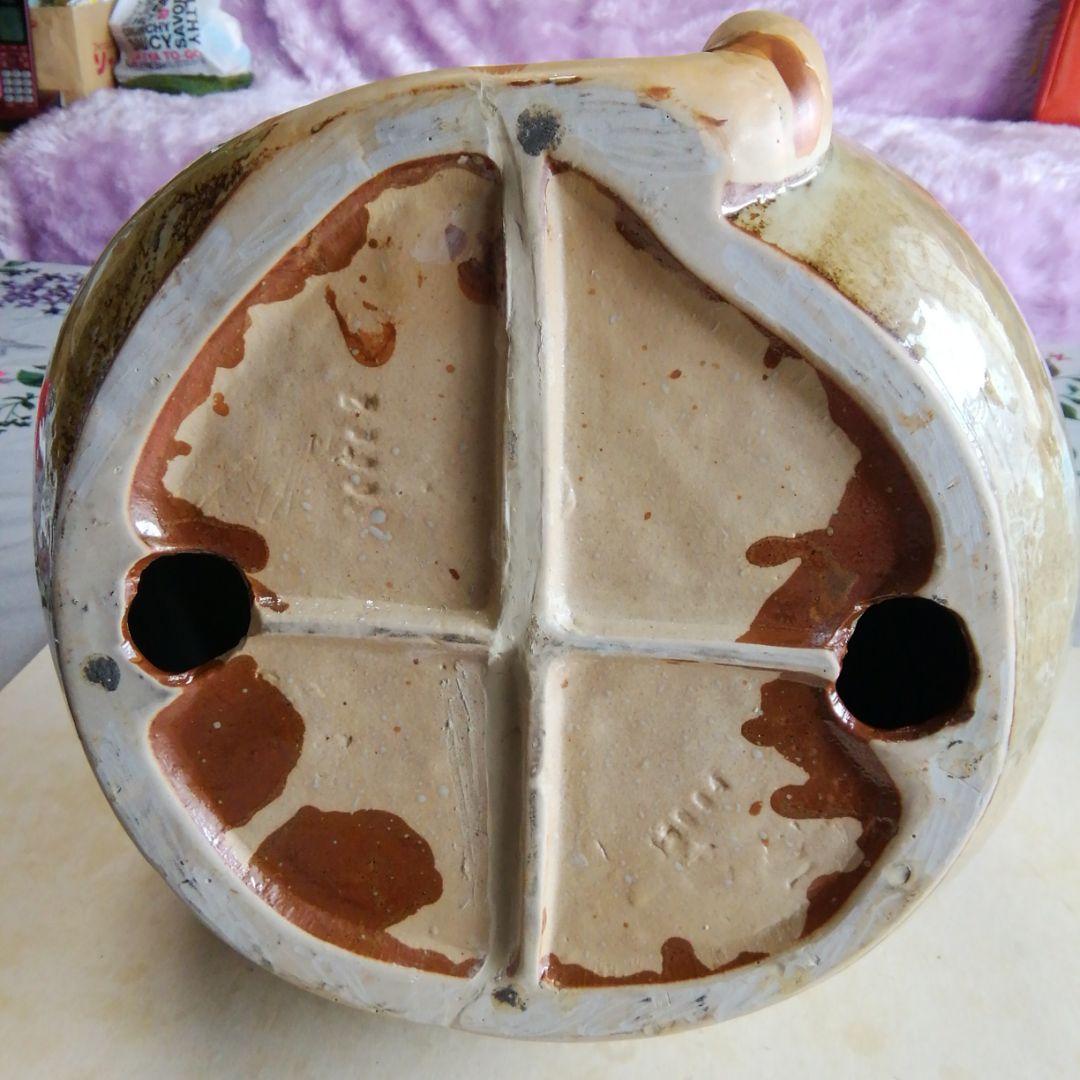 陶器のネコの置物。