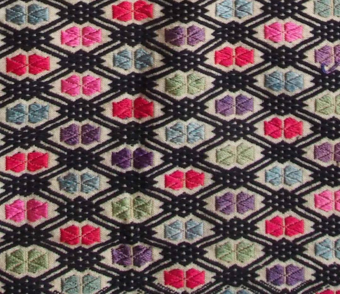 中国貴州省で入手、約300の格子状菱形紋に6花弁紋を加えた、少数民ミャオの刺繍布