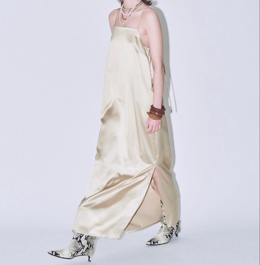 yae ファスナースリットサテンドレス