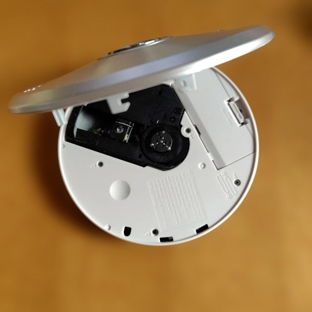 ポータブルプレーヤー SONY CD WALKMAN D-NE241