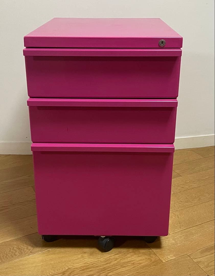 ピンクの3段キャビネット（キャスター付き）