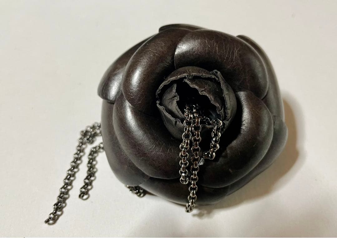 シャネル　レザーカメリア ブローチ