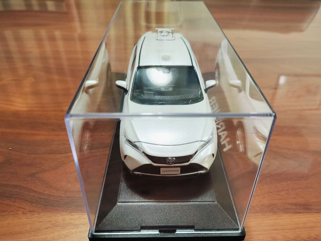 ☆美品☆トヨタ　ハリアー 1/30　ホワイトパールクリスタルシャイン
