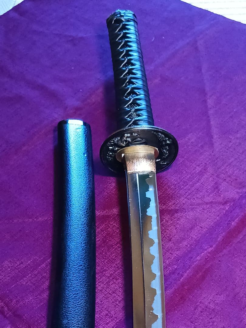 居合刀脇差し、肥後拵え　本木、 黒サメ、柄巻き.黒合皮革、 箱互の目直刃二重刃文