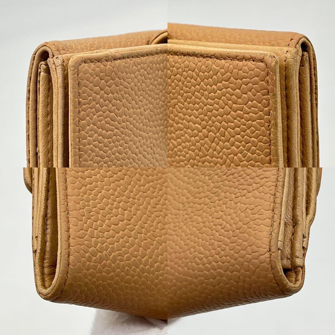 CHANEL 二つ折り財布 ココマーク キャビアスキン ロゴ入り ベージュ 本革