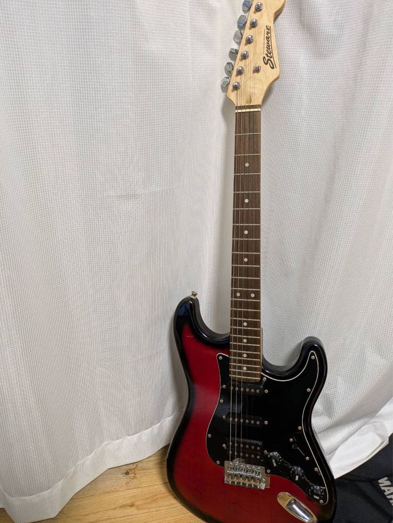 スチュワート ストラトキャスタータイプ エレキギター - レッド/ブラック中古