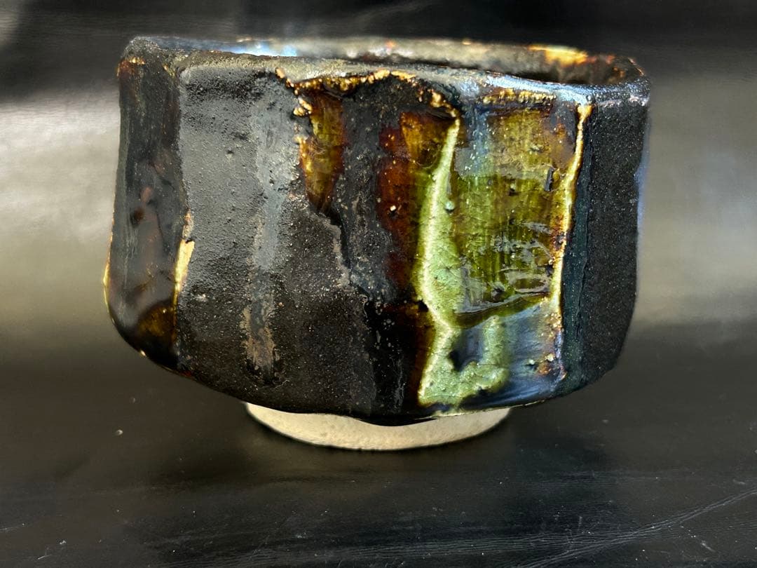 至高の究極の美◾️蔵から美しい形状と深みのある茶色と緑色の釉薬の抹茶茶碗が出てきた