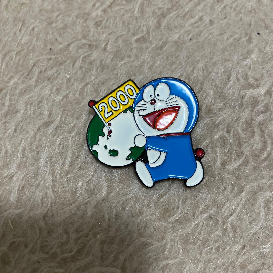 ドラえもん 2000年 ピンバッジ