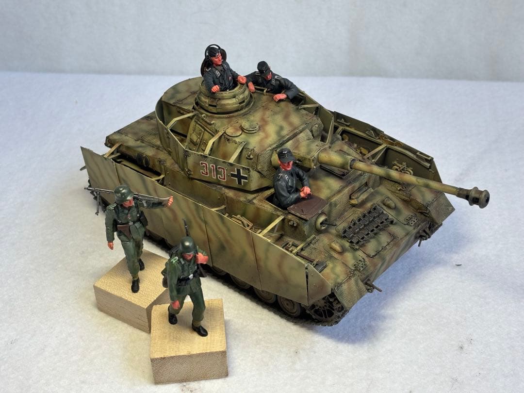 １／３５ドイツ軍４号戦車H型プラモデル完成品
