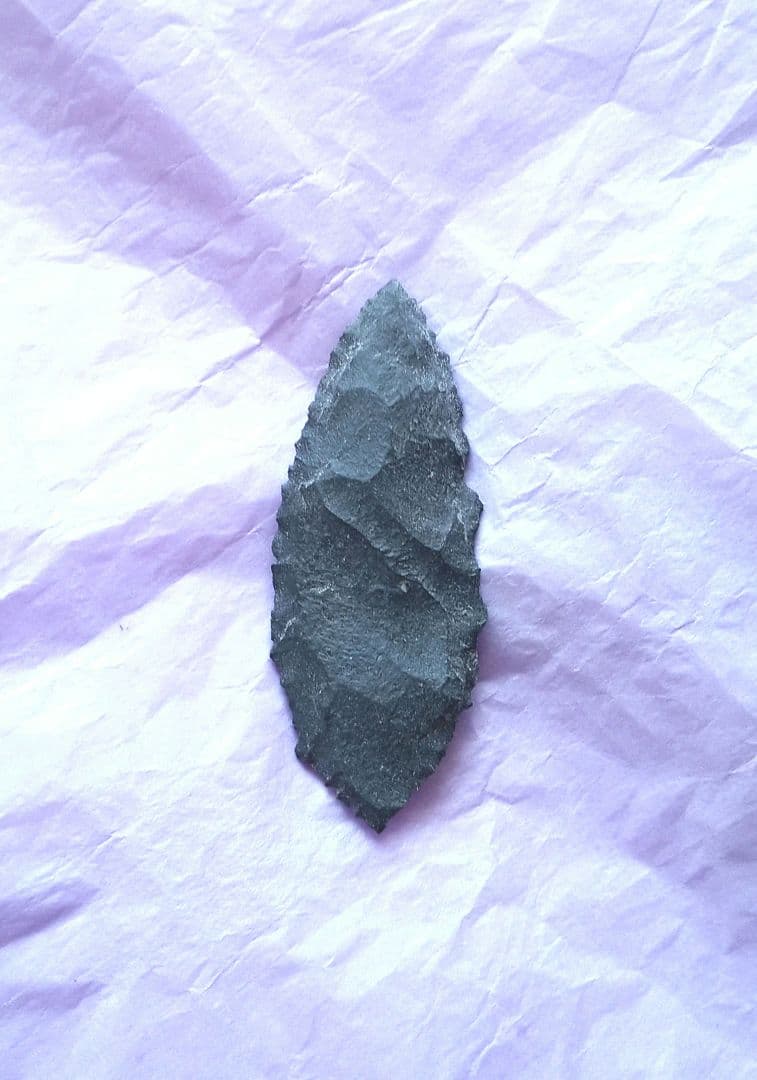 原始人 アイヌ仕様。 b 石器　尖頭器　 サヌカイト 模写