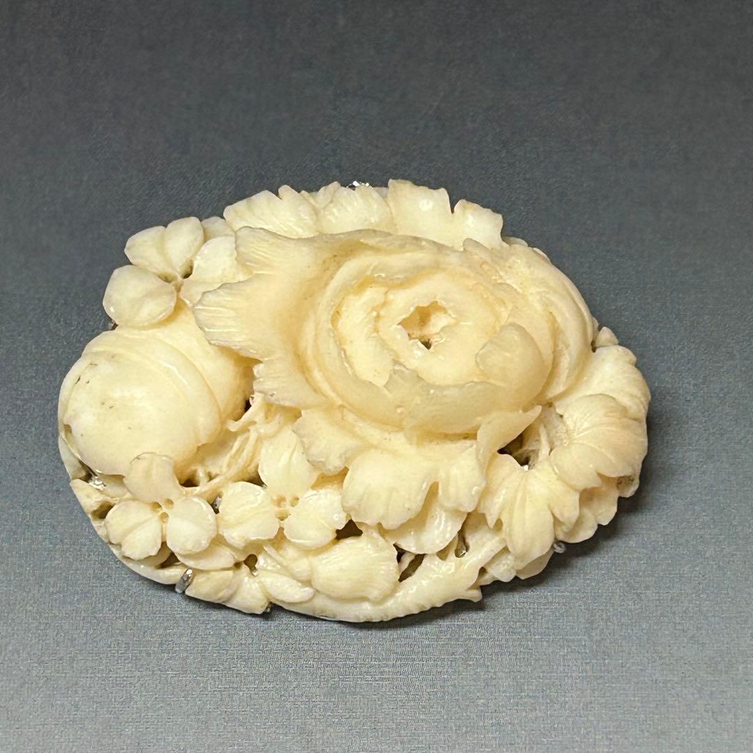 白珊瑚　ブローチ　花と鈴