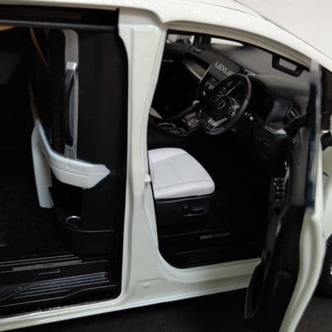 自動車 1/18 scale LEXUS LM 300h