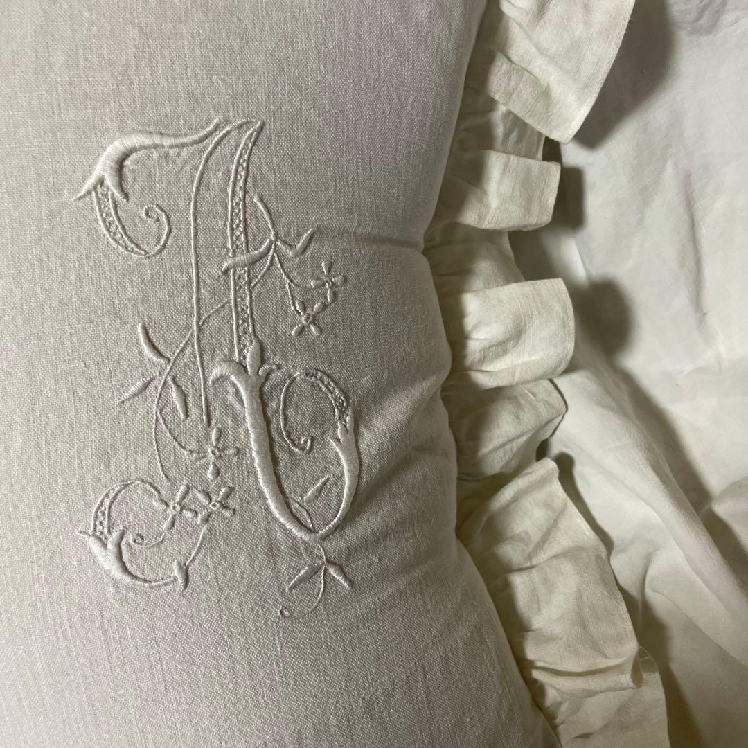 アンティークモノグラム　リメイククッション