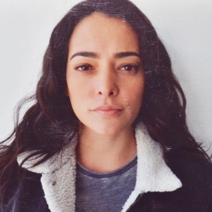 『THE CROSSING』小道具 リースの旅券用写真