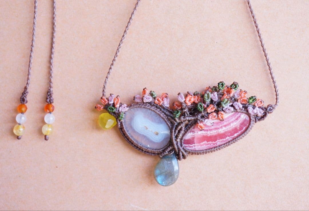 《花笑み》インカローズ　ソーラークォーツ　ラブラドライト　マクラメ　ネックレス