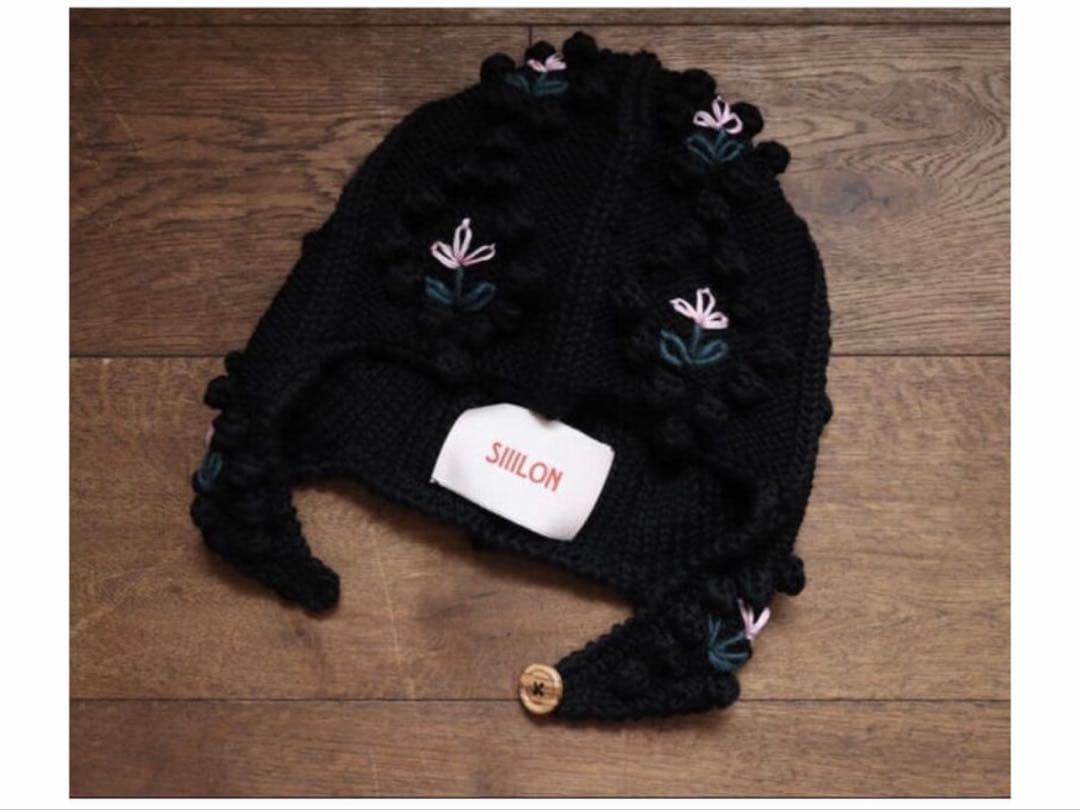 SIILON 黒 花刺繍 耳あて付きニット帽