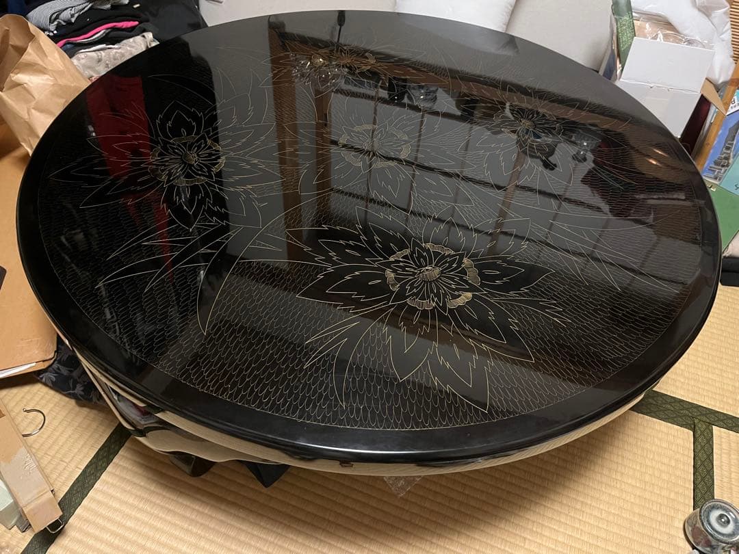 引取りなら1万円　黒い円形漆座卓 花柄金彫刻