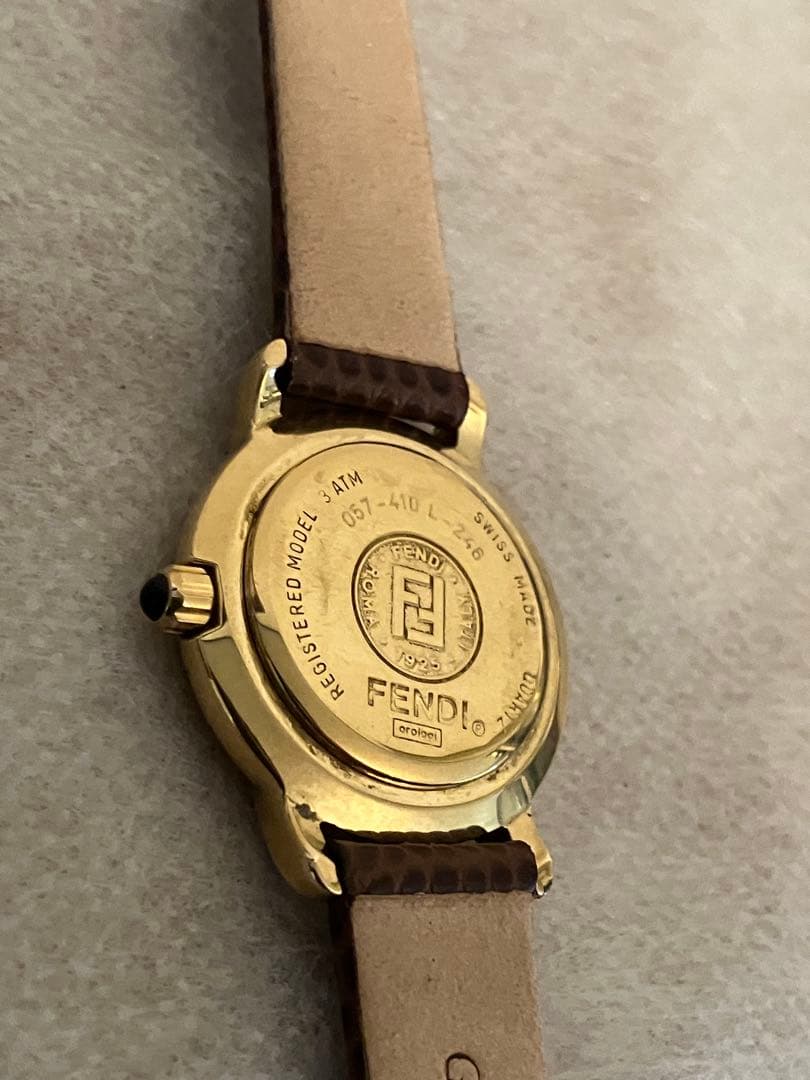 値下げ 稼働★FENDI ゴールド レディースQZ腕時計 電池、革ベルト新品