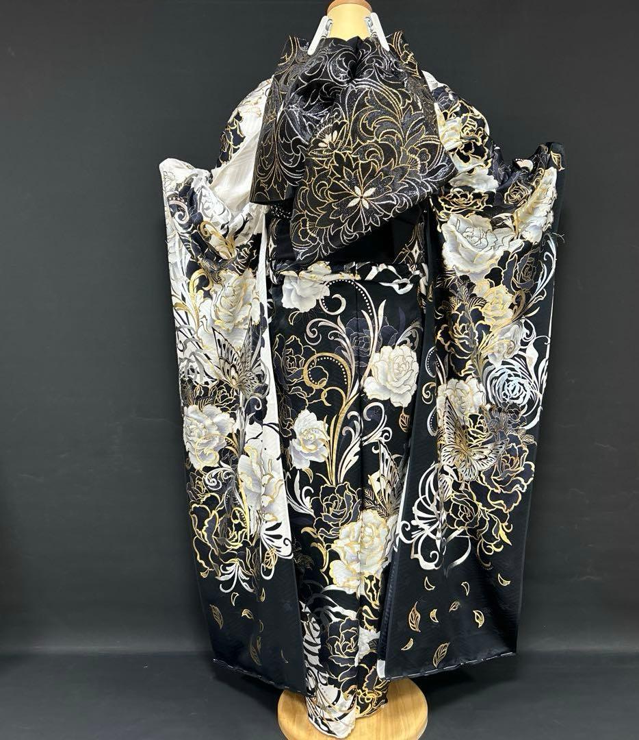 白地に黒のゴージャス薔薇の振袖フルセット