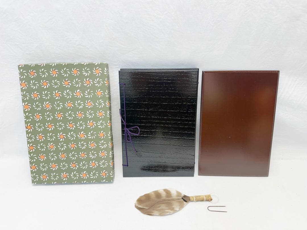 未使用 茶道具 桐木地溜塗 器据 と溜塗 和敬板 小羽根 うぐいす針4点 元箱