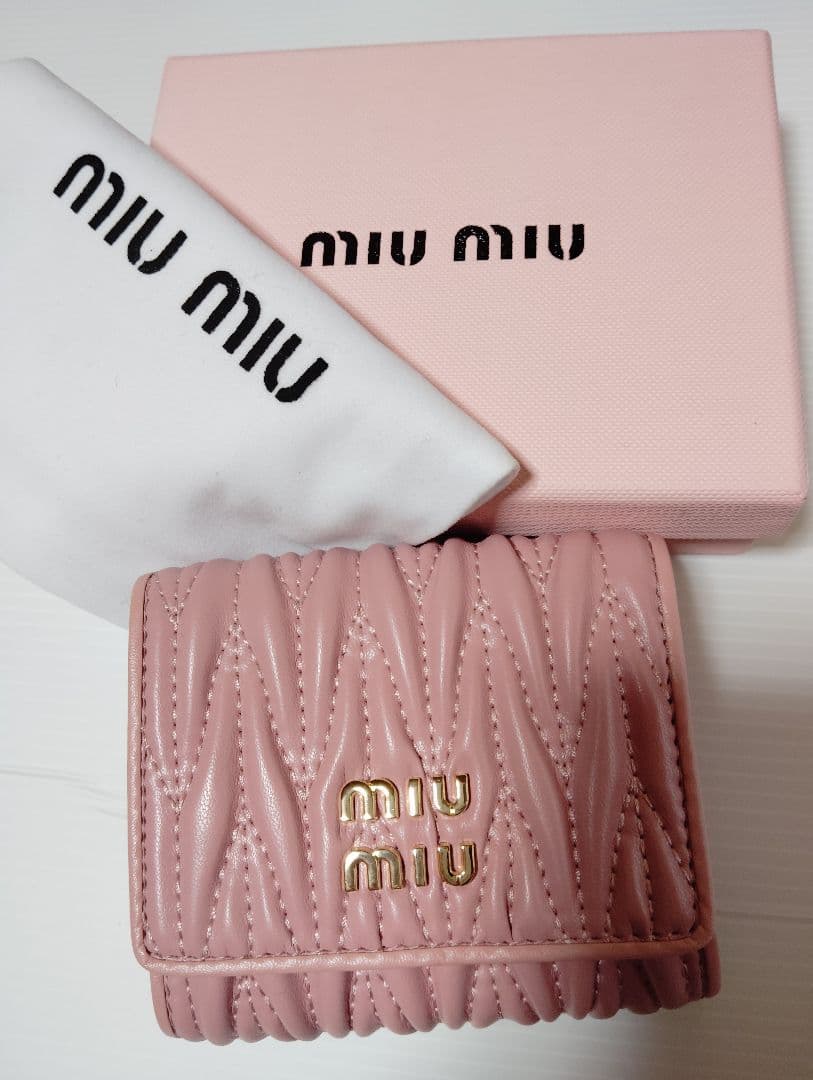 ピンクの 三つ折り財布