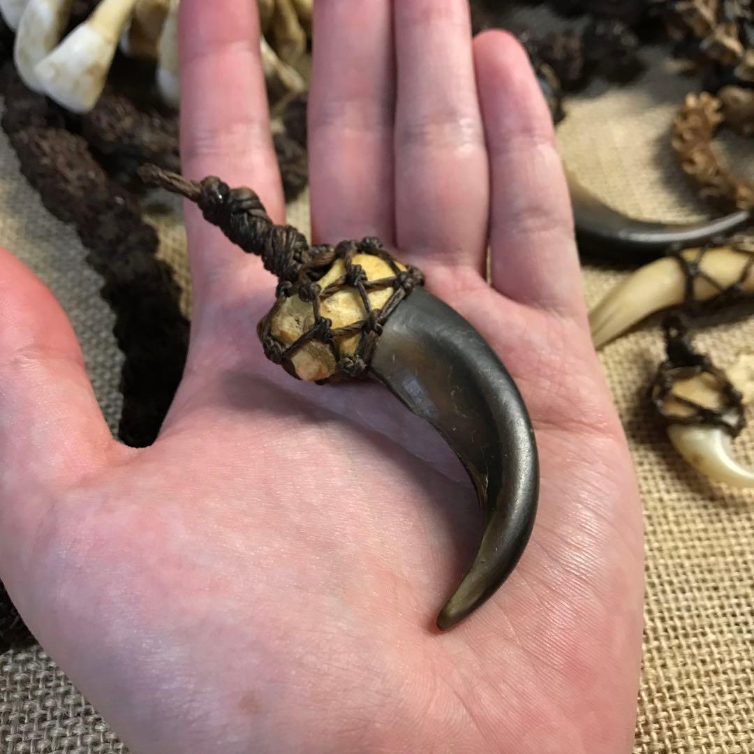 ヒグマの爪　マクラメ　ペンダントトップ　熊の爪　ベアクロー