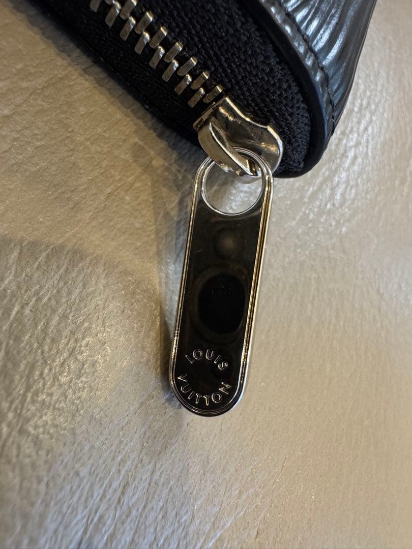 LOUIS VUITTON エピ ジッピー パース しろくま