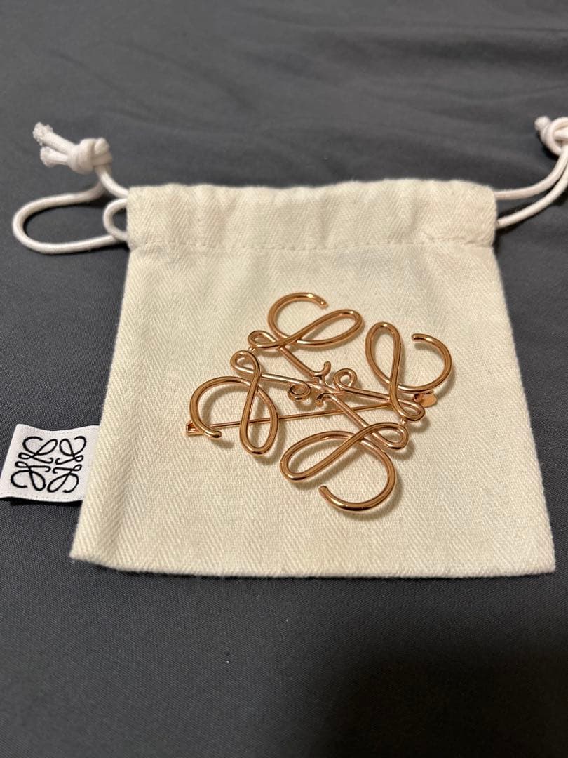 【大人気】LOEWE ローズゴールドブローチ