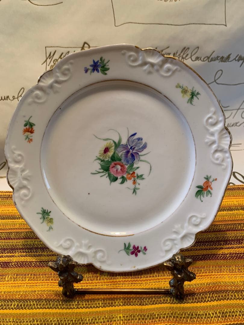 ロイヤルコペンハーゲン　レアな1820年〜アンティークの花柄エンボス加工のお皿！