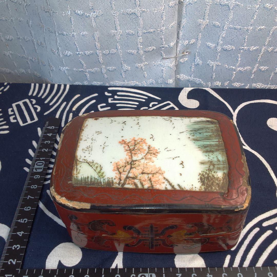 中国美術 骨董 赤い漆器 花柄 小箱イタミあります。