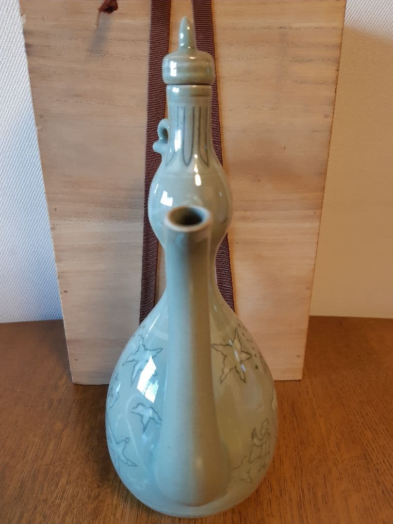 魅力的な陶器の水差し(水注)