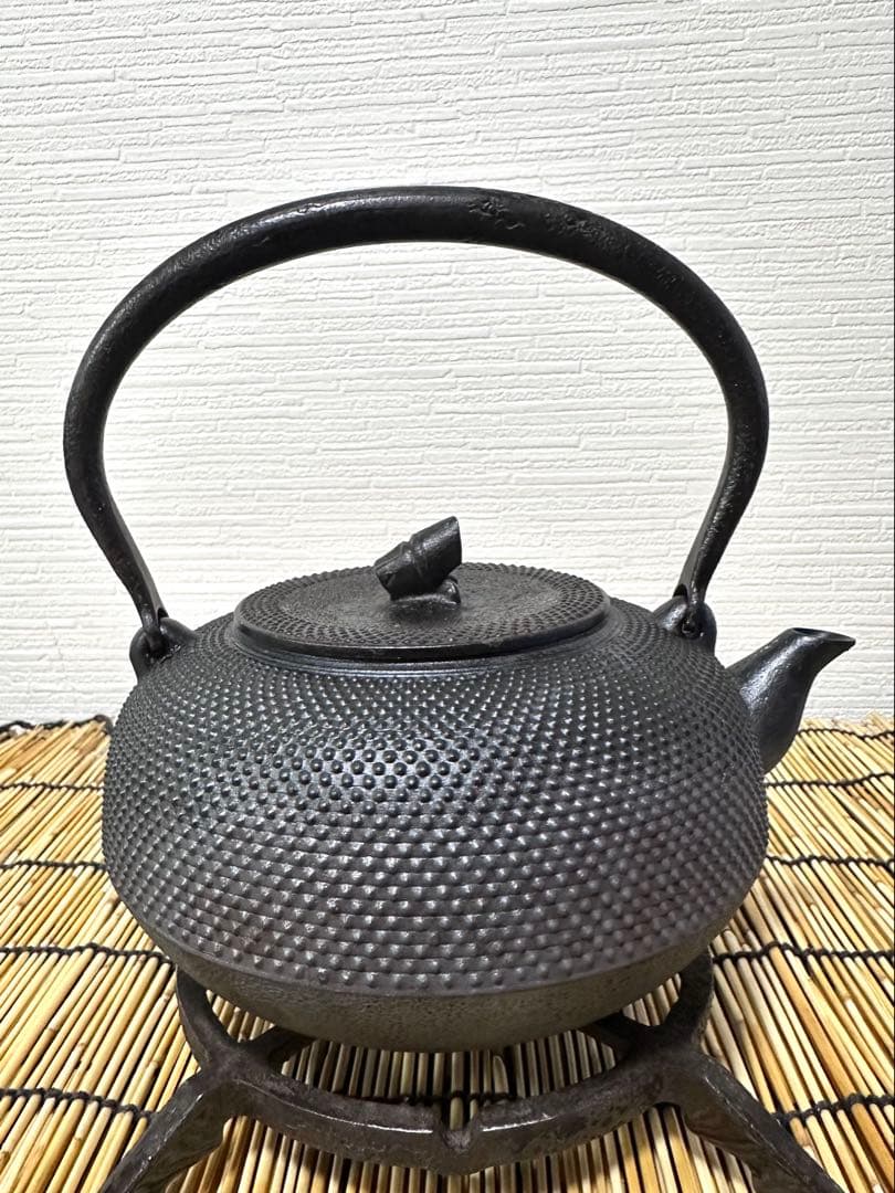 ＵＳＥＤ、良品　南部秀山堂　佐藤 勝弘作　１５型アラレ　鉄瓶　南部鉄瓶　南部鉄器