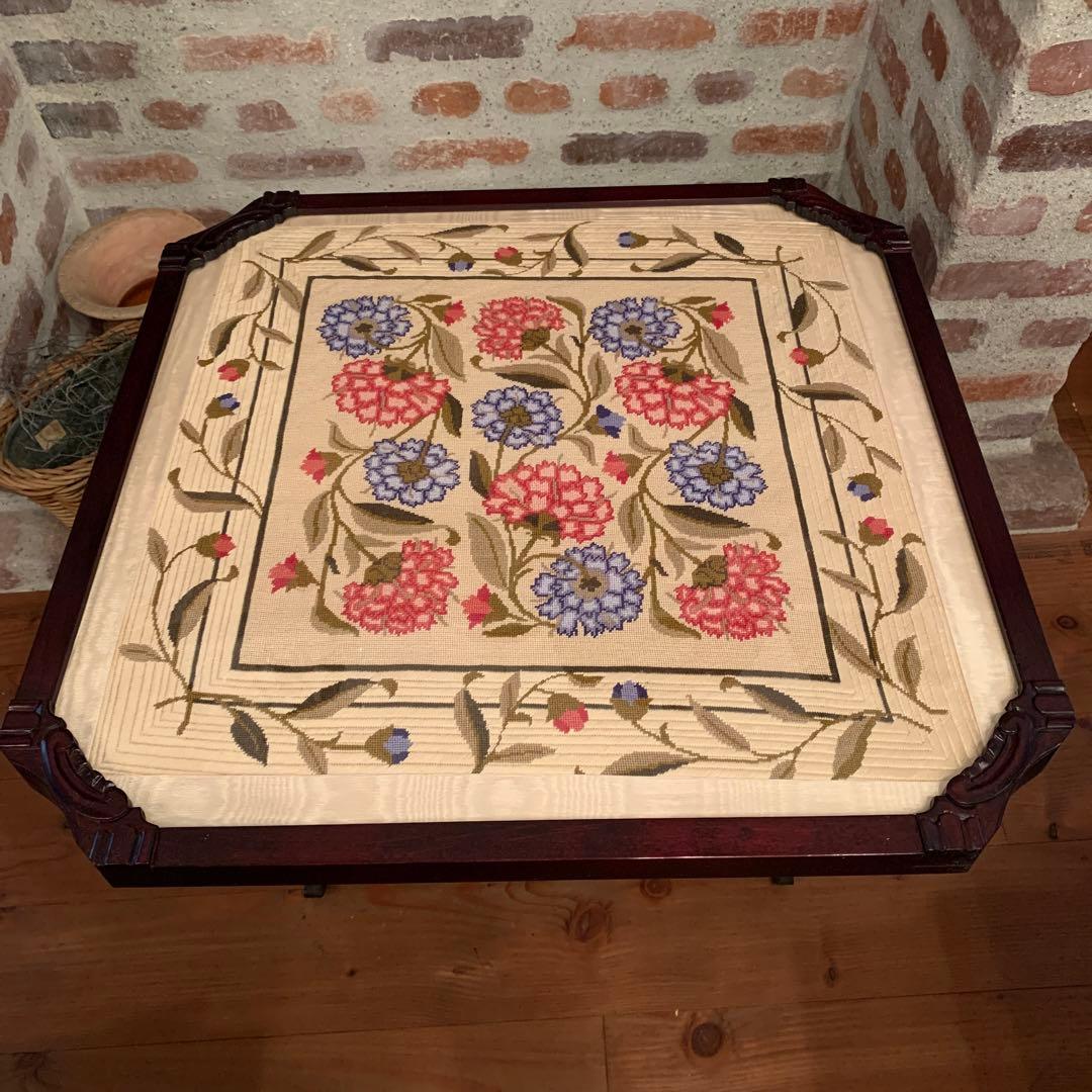 フランスパーテーション、テーブル