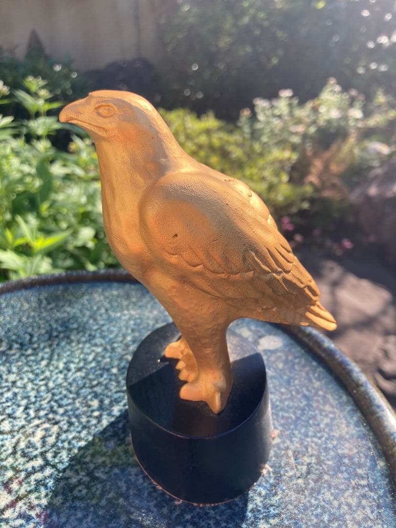 金色の鷹の彫刻 木箱付き