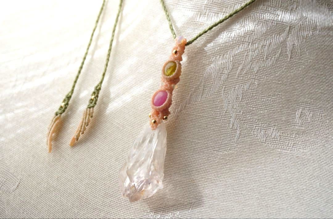 《春の妖精》ピンクアメジスト原石　ペリドット　ルビー　マクラメ　ネックレス