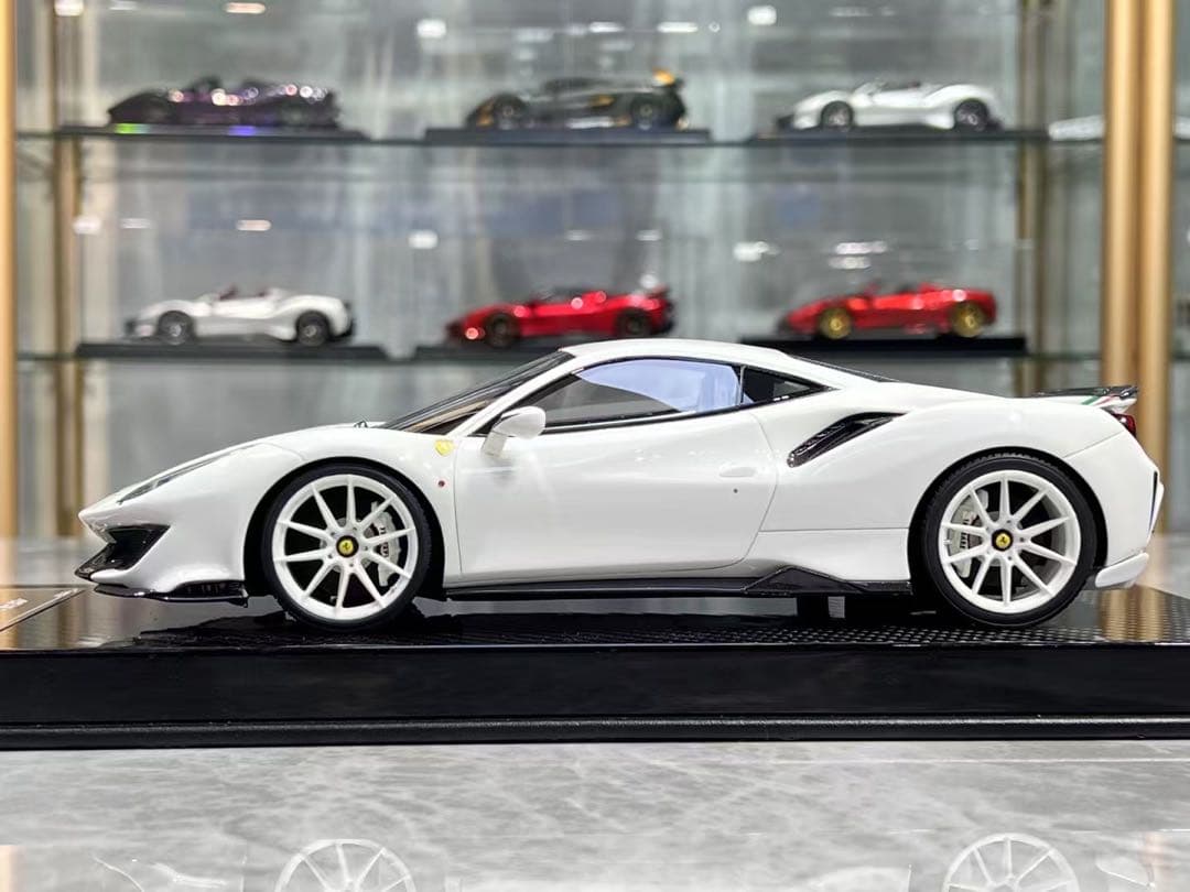 入手困難 UU モデル 夜光機能 1/18 フェラーリ 488 ピスタ ミニカー