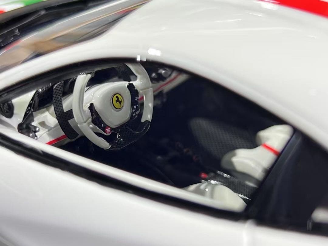 入手困難 UU モデル 夜光機能 1/18 フェラーリ 488 ピスタ ミニカー