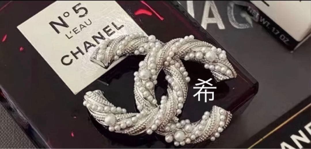 海外で買い集めたブローチ シルバー キラキラ パール メッシュショルダーケース