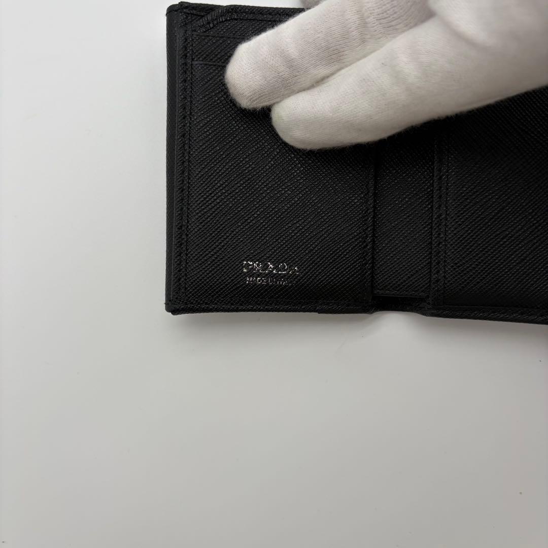 未使用級　PRADA 三つ折り財布　現行　三角ロゴ　サフィアーノレザー　黒