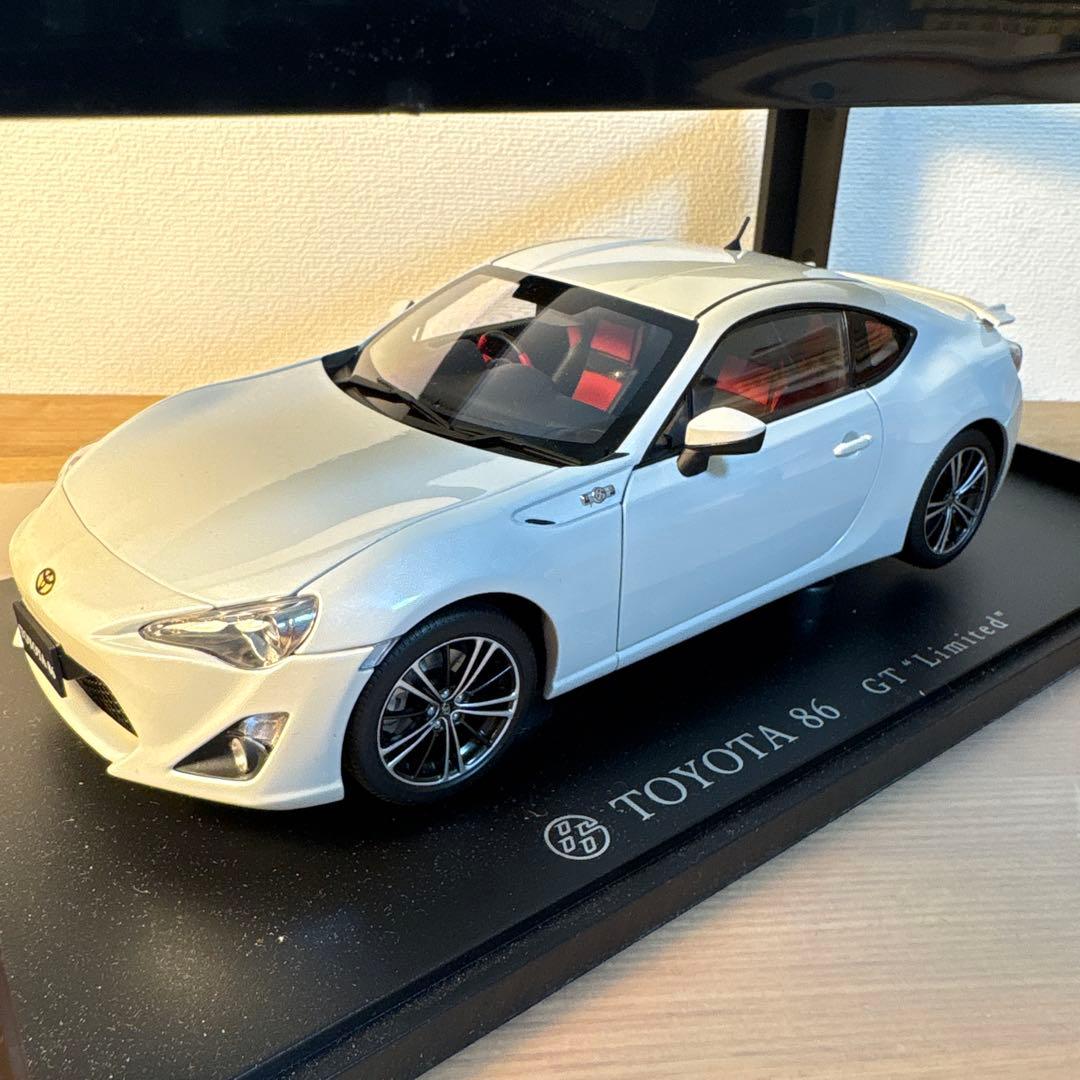 オートアート　トヨタ　86 1/18 ミニカー　ホワイト